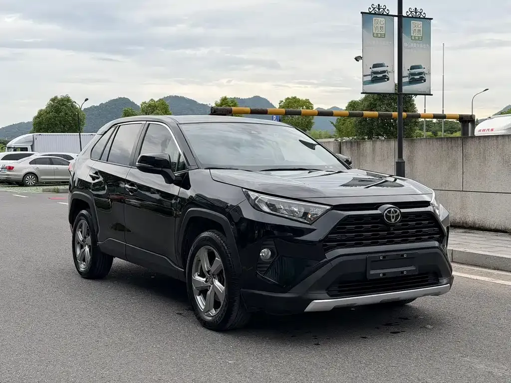 Toyota RAV4 — фото 5