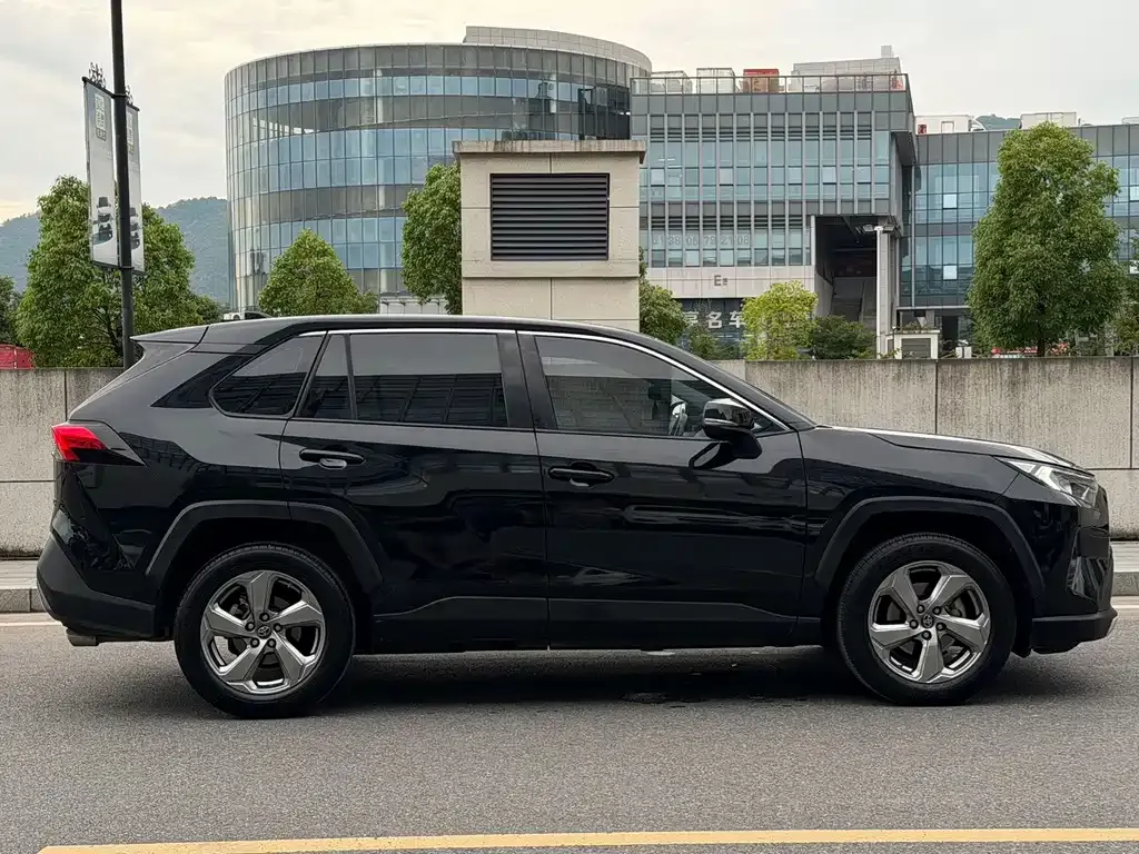 Toyota RAV4 — фото 4