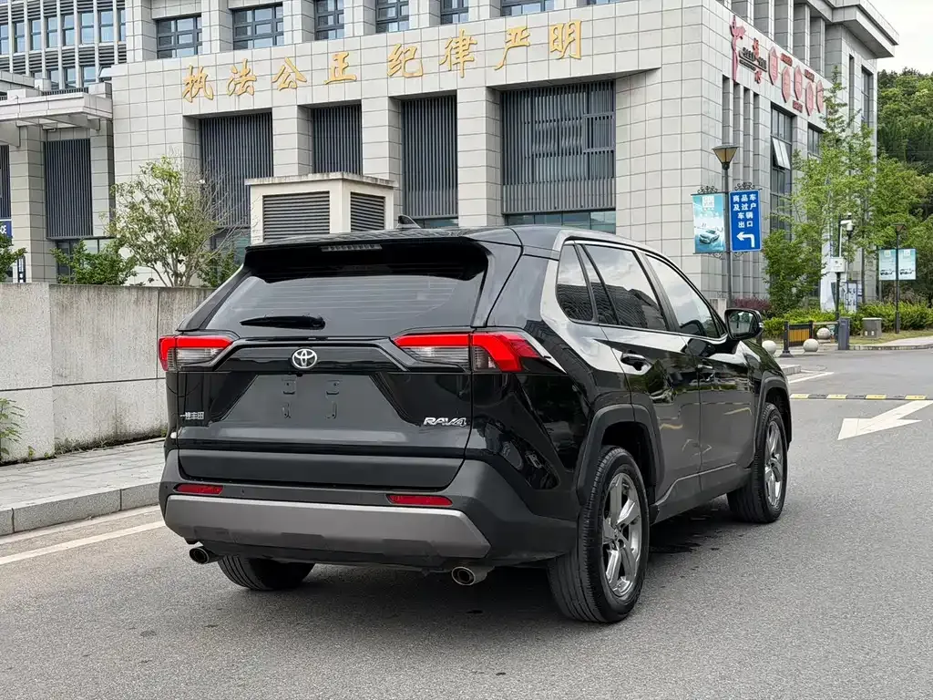 Toyota RAV4 — фото 8