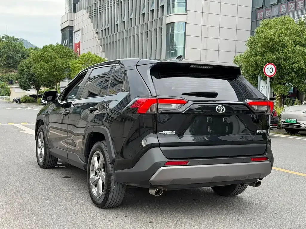 Toyota RAV4 — фото 10