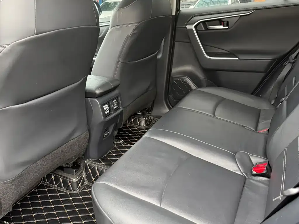 Toyota RAV4 — фото 7