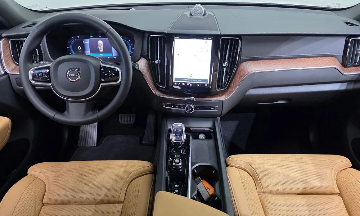 Volvo XC60 — фото 10