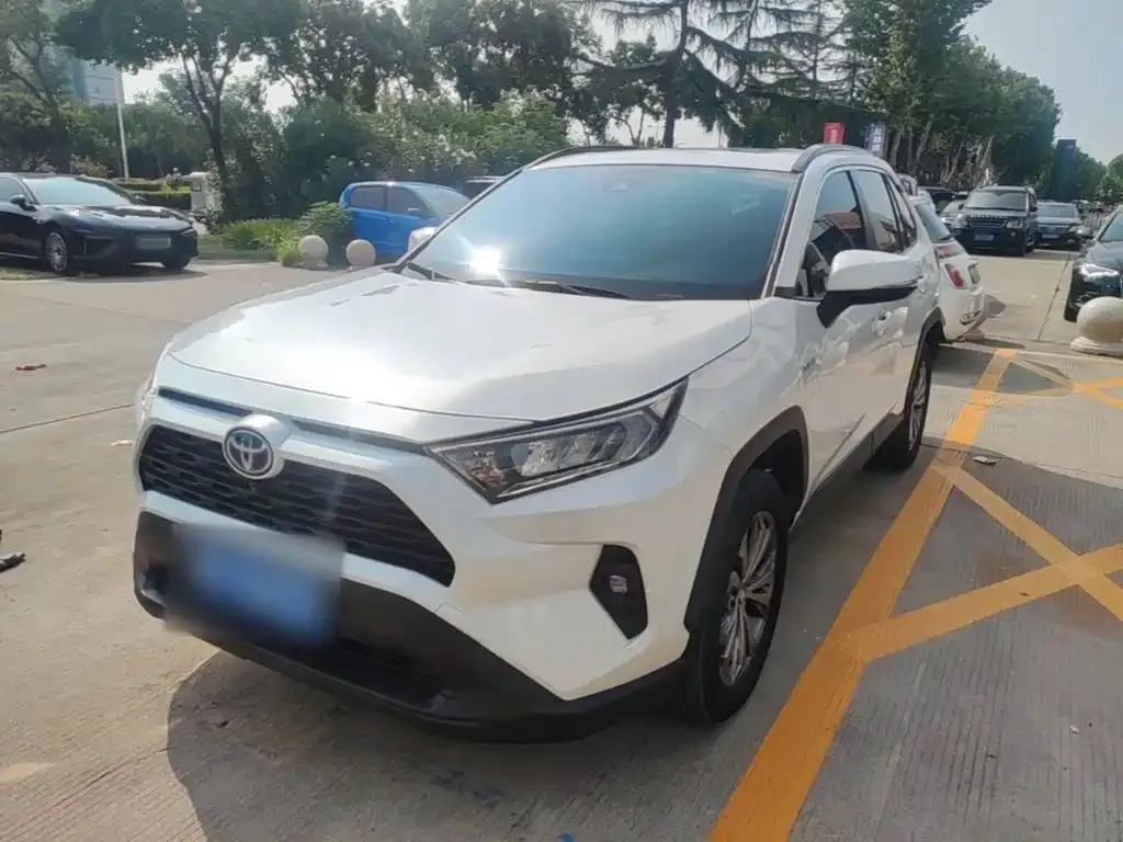 Toyota RAV4 — фото 1