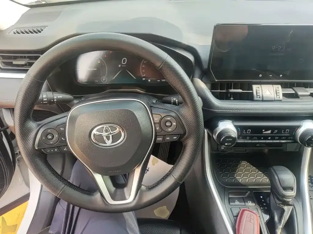 Toyota RAV4 — фото 10