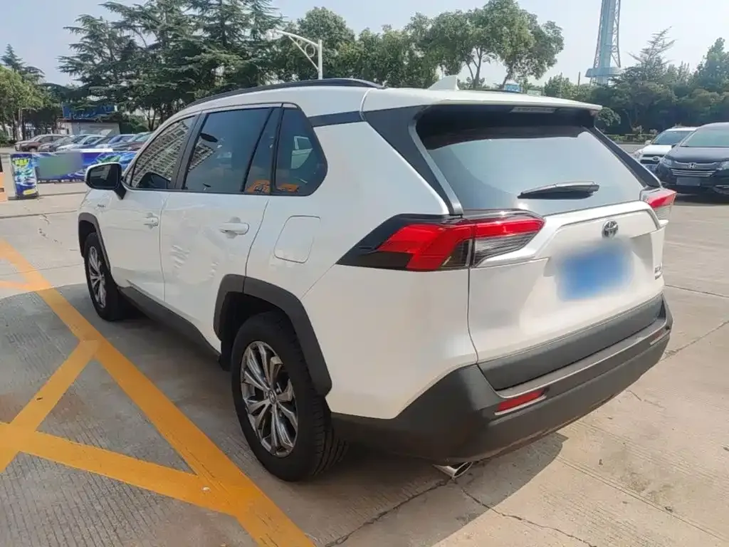 Toyota RAV4 — фото 9