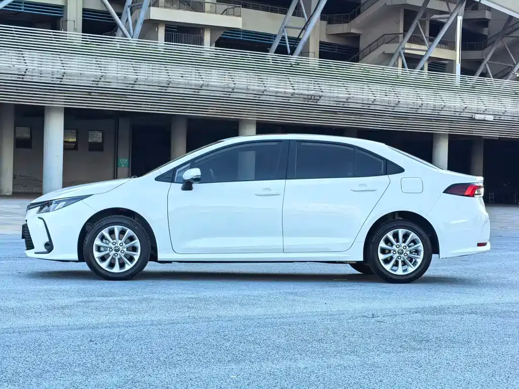 Toyota Corolla — фото 5