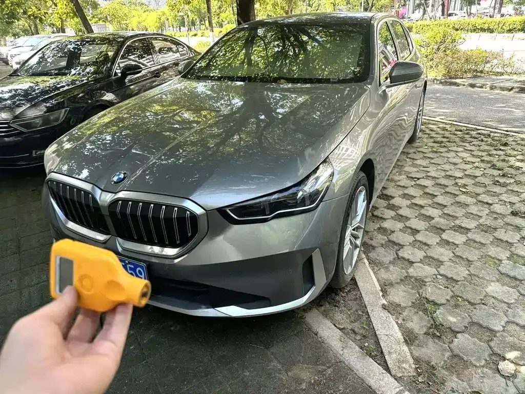 BMW 5 Series — фото 1