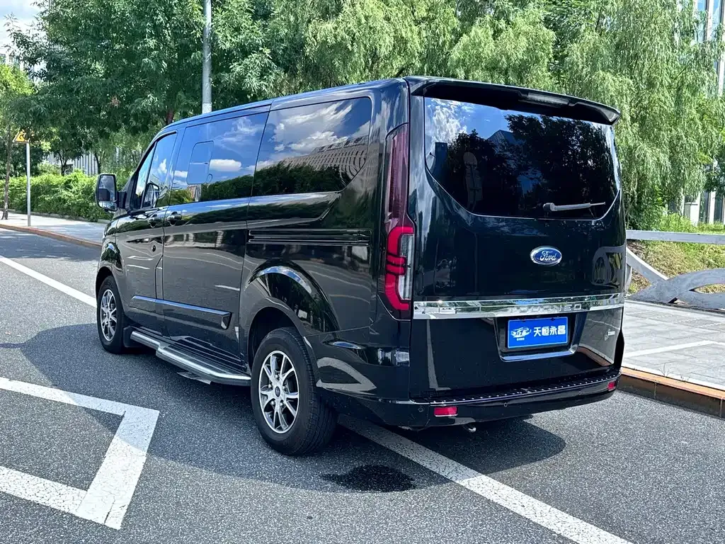 Ford Tourneo — фото 10