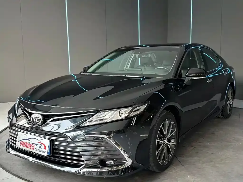 Toyota Camry — фото 1