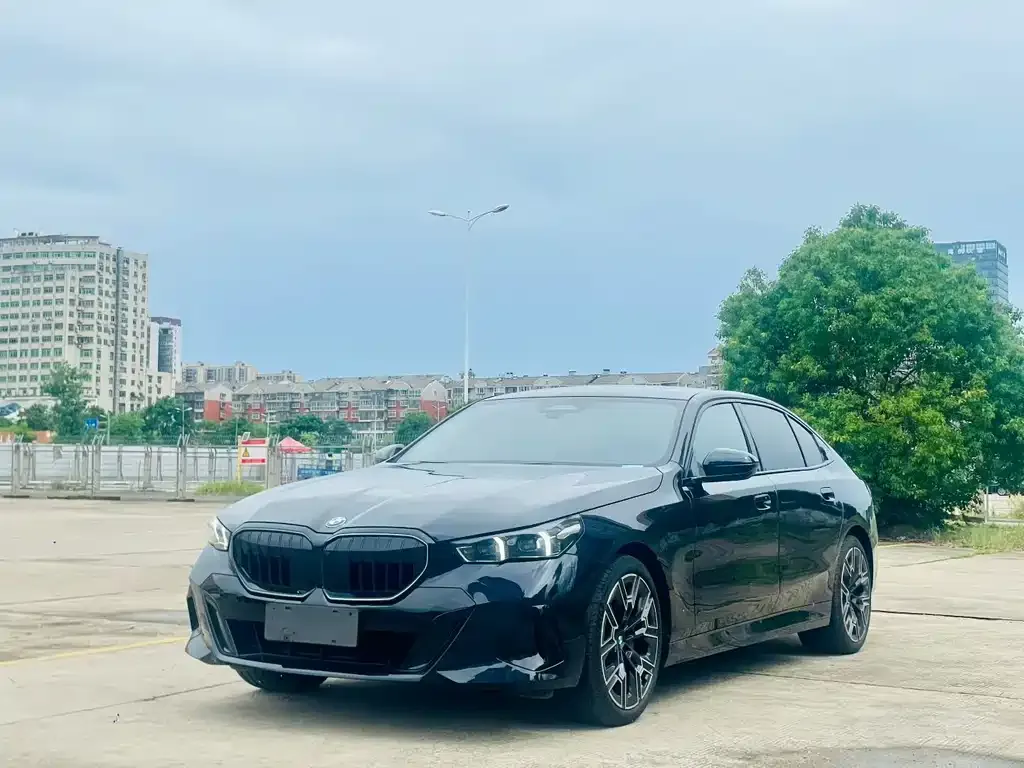 BMW 5 Series — фото 1