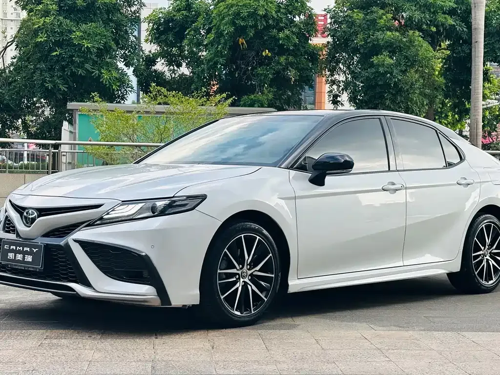 Toyota Camry — фото 1