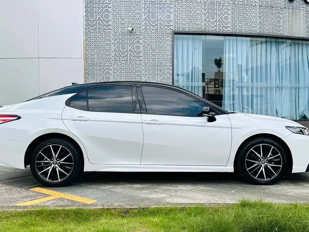 Toyota Camry — фото 5