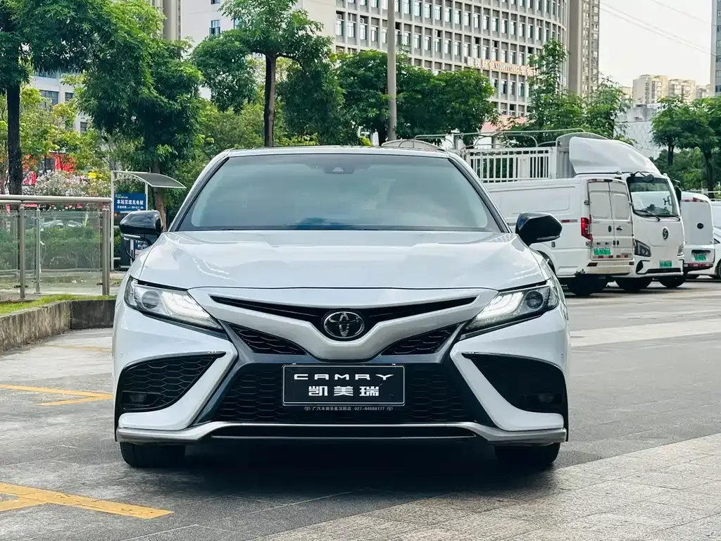 Toyota Camry — фото 10