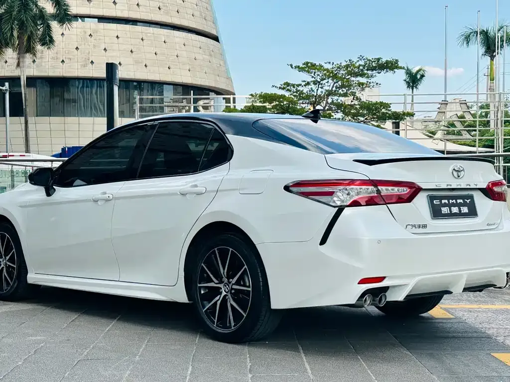 Toyota Camry — фото 6