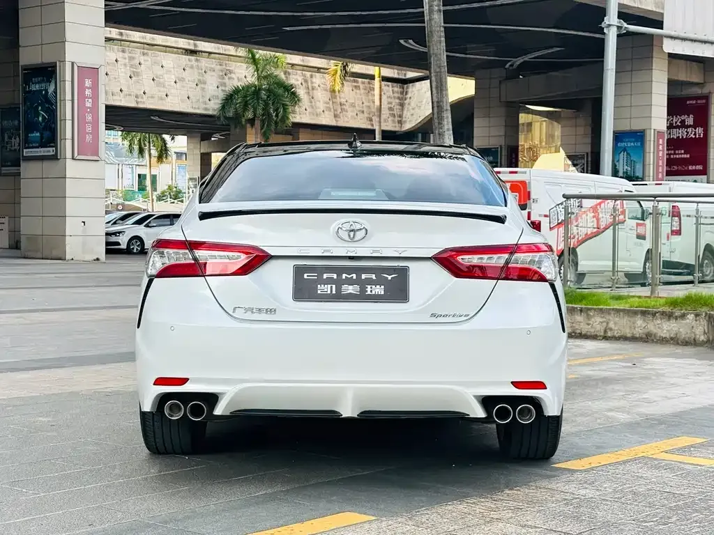 Toyota Camry — фото 9