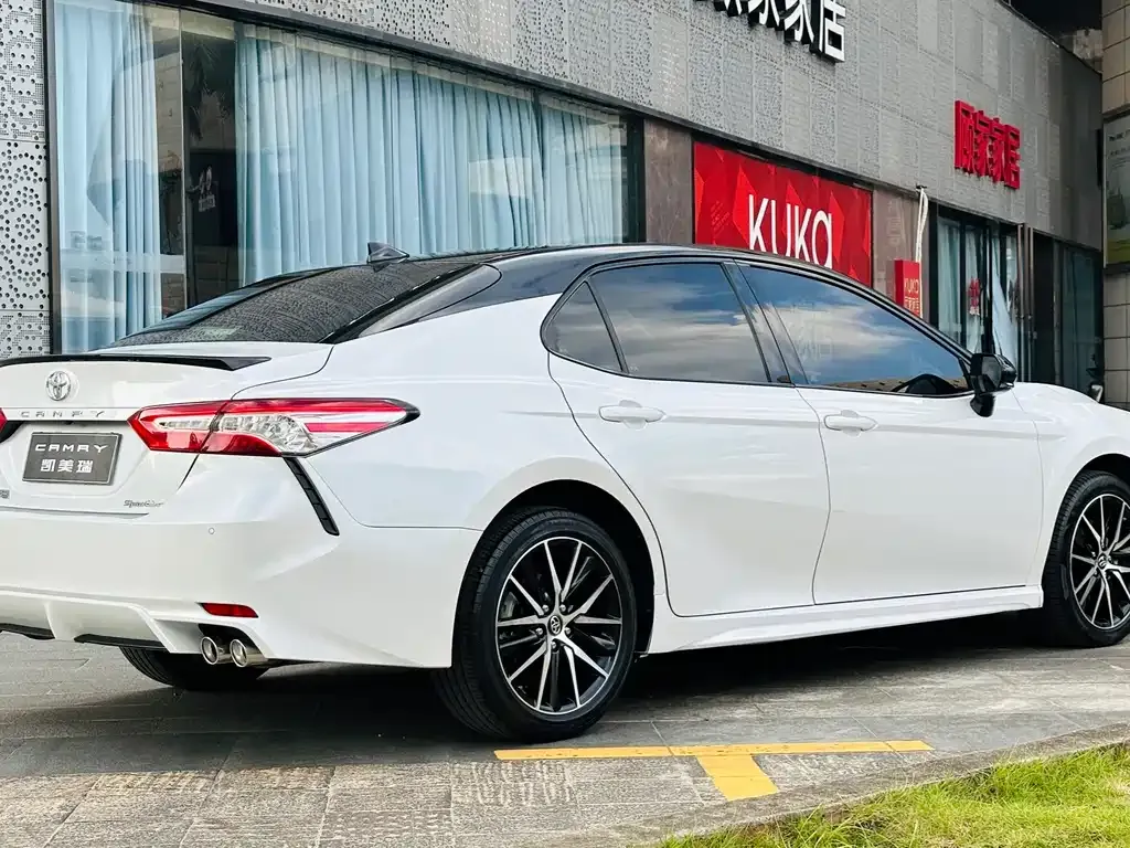 Toyota Camry — фото 2