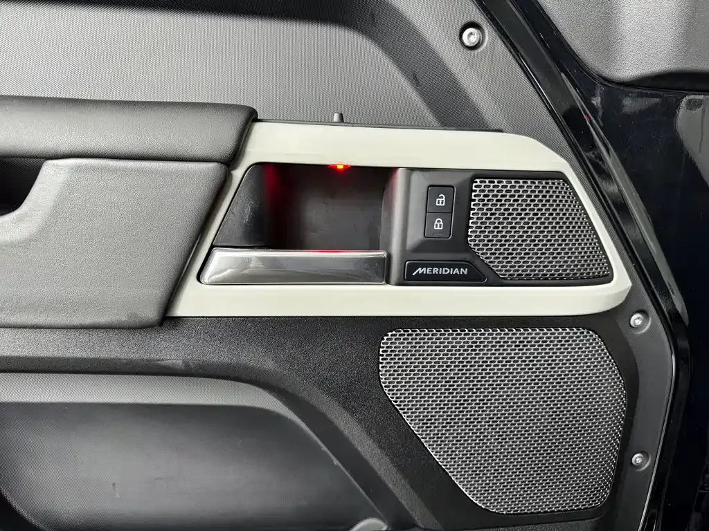 Land Rover Defender — фото 10