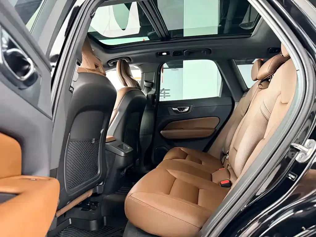 Volvo XC60 — фото 10