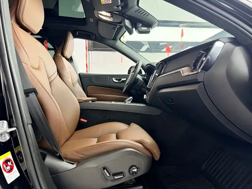 Volvo XC60 — фото 9
