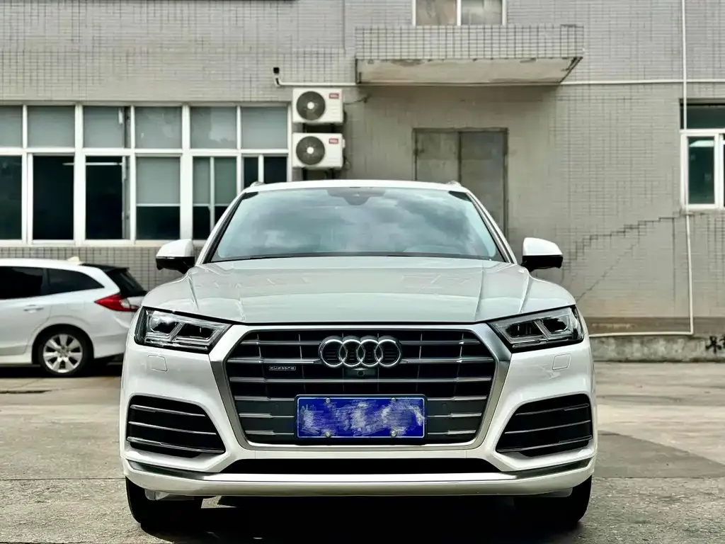 Audi Q5L — фото 1