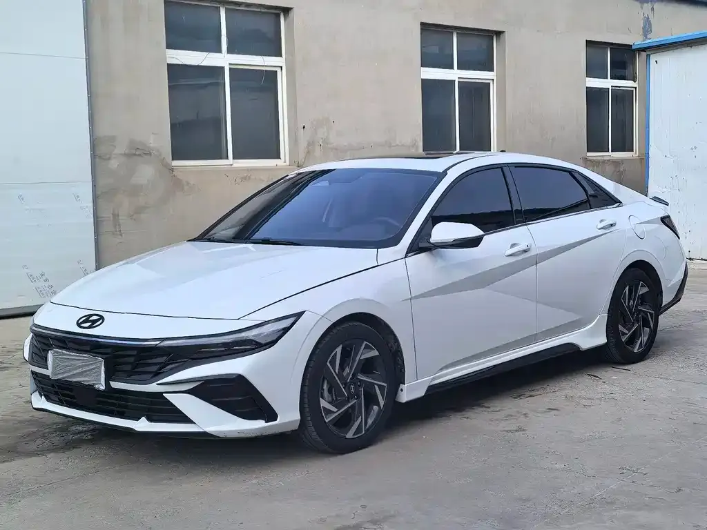 Hyundai Elantra — фото 1