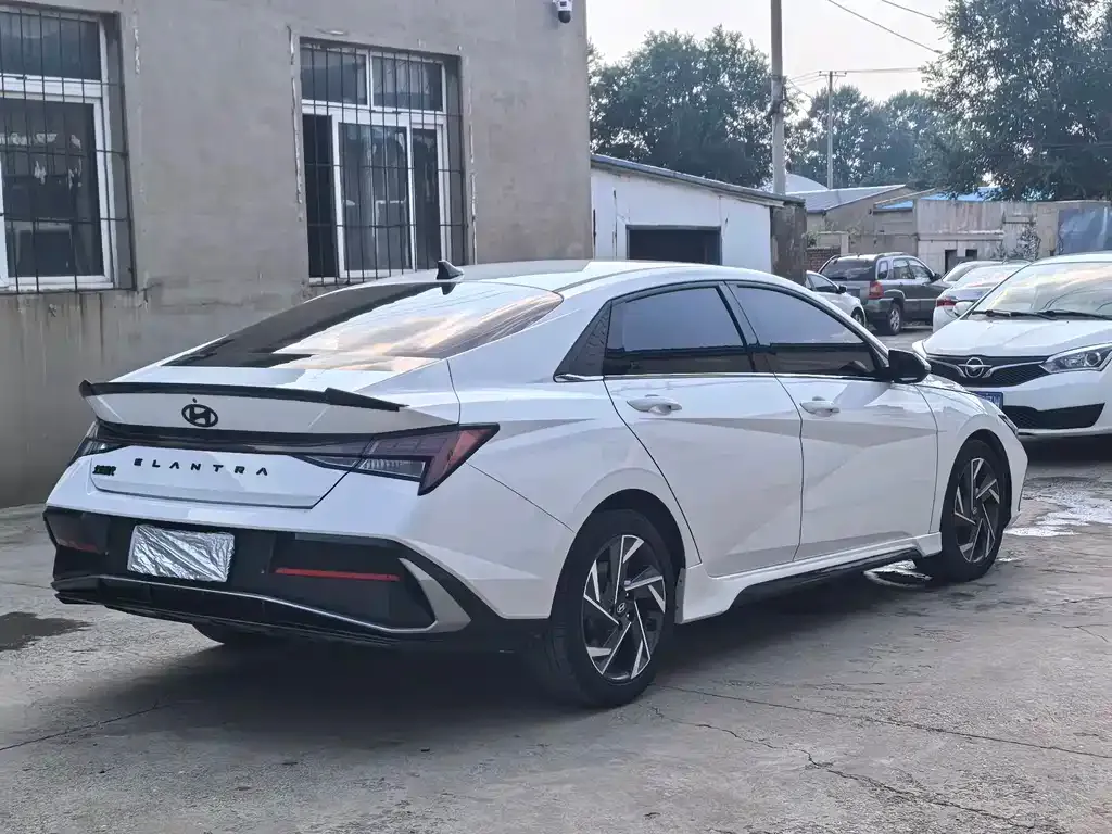 Hyundai Elantra — фото 3