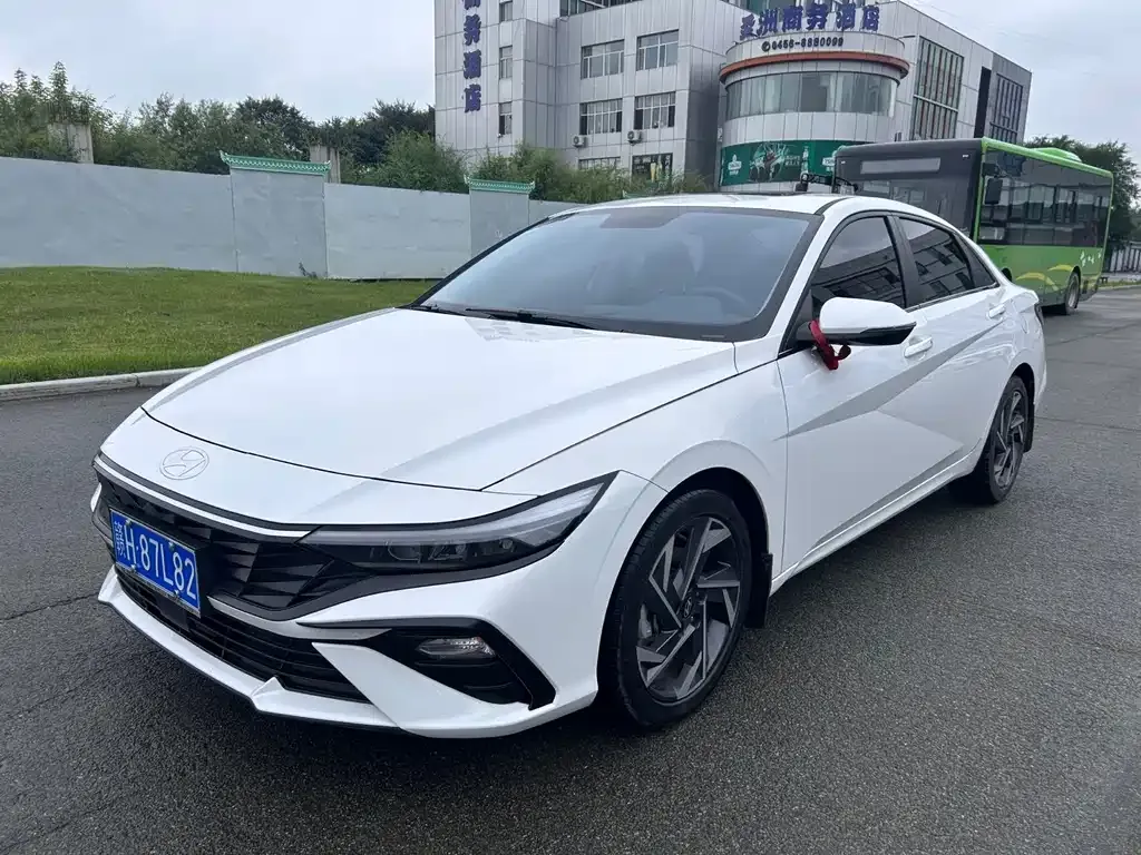 Hyundai Elantra — фото 1