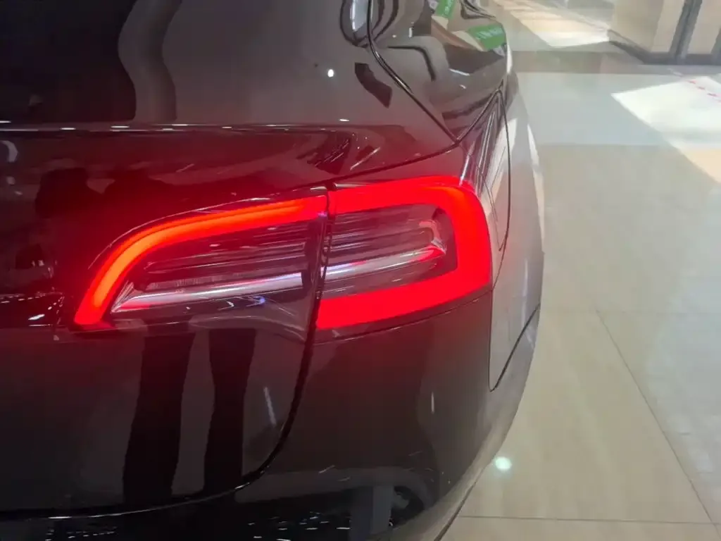Tesla Model 3 — фото 2