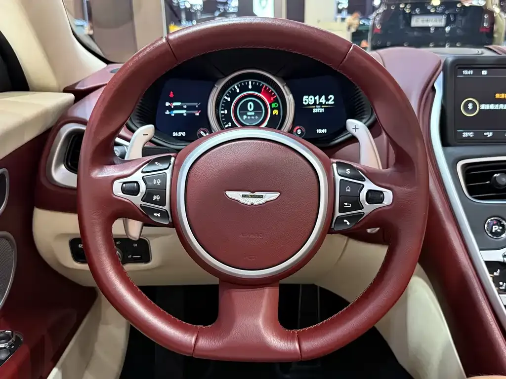 Aston Martin DB11 — фото 2
