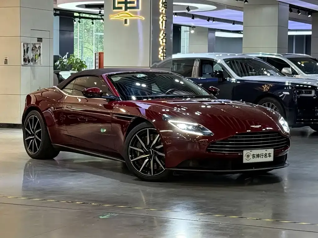 Aston Martin DB11 — фото 8