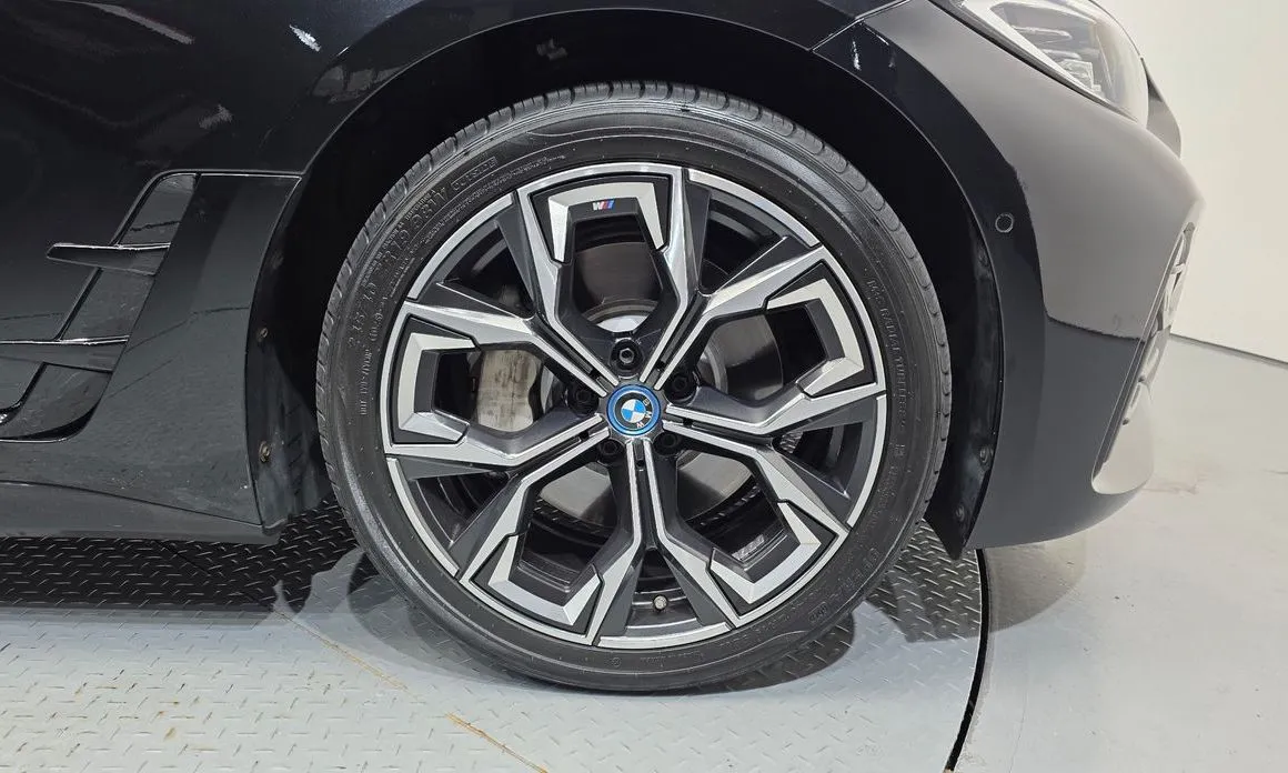 BMW i4 — фото 10