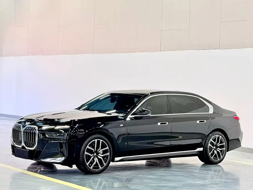BMW 7 Series — фото 1