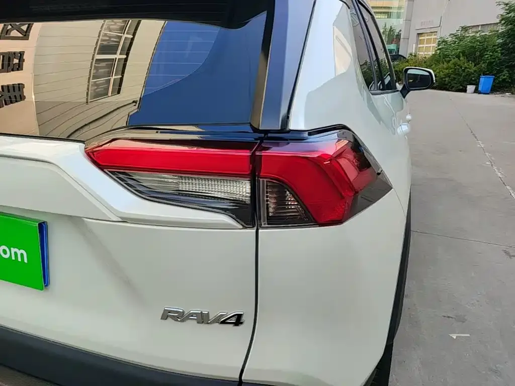 Toyota RAV4 — фото 3