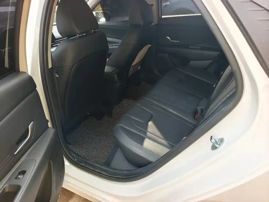 Hyundai Elantra — фото 10
