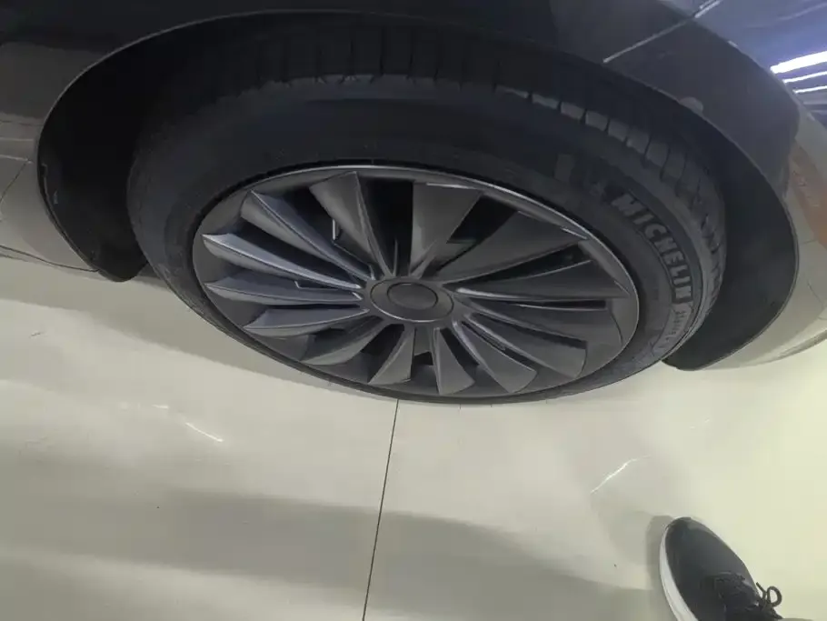 Tesla Model 3 — фото 3
