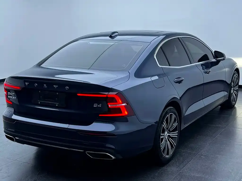 Volvo S60 — фото 9