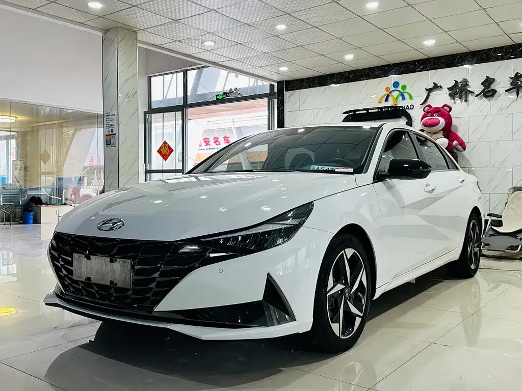 Hyundai Elantra — фото 1