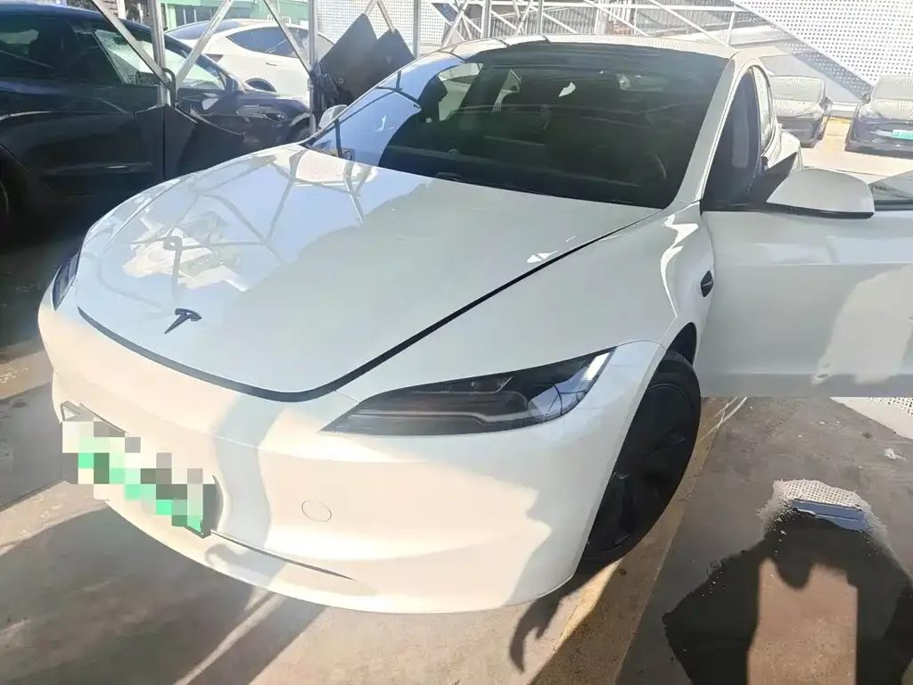 Tesla Model 3 — фото 1