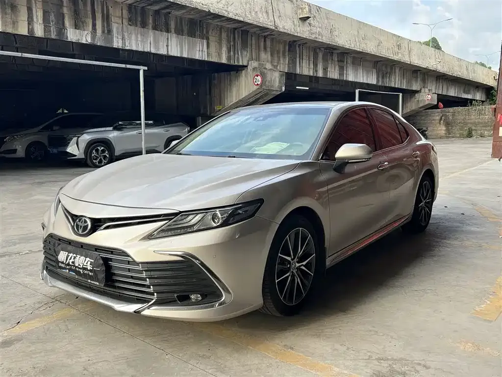 Toyota Camry — фото 1