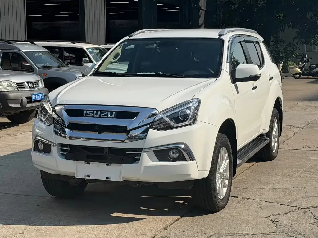 Isuzu MU-X — фото 1
