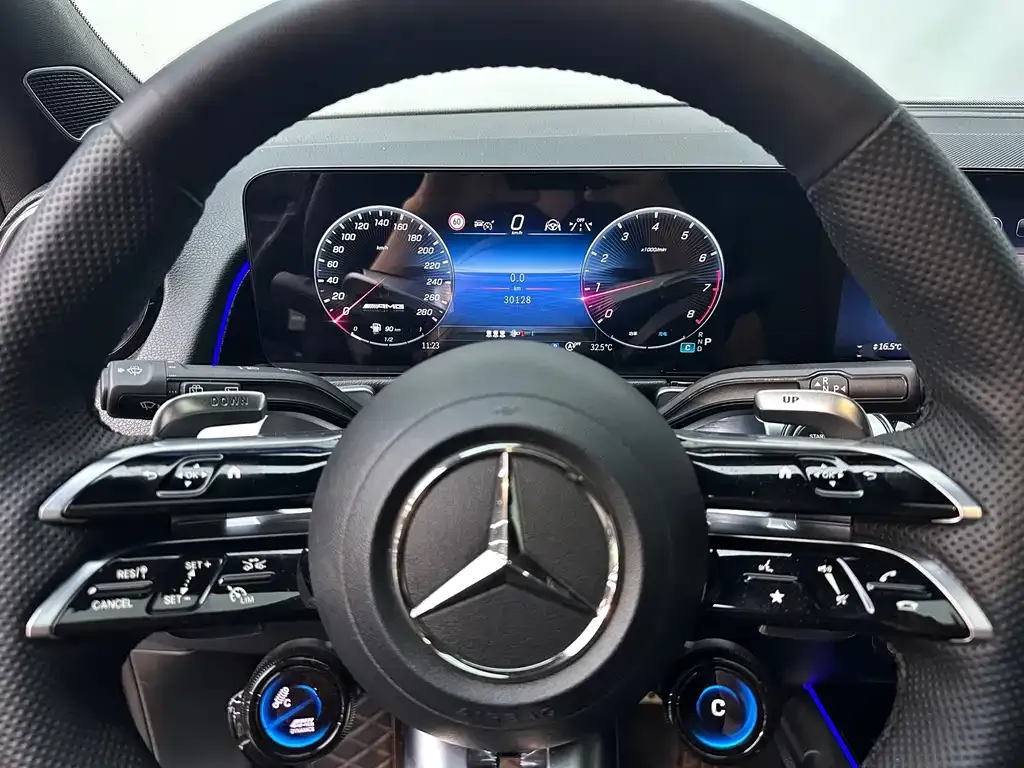 Mercedes-Benz GLB AMG — фото 7