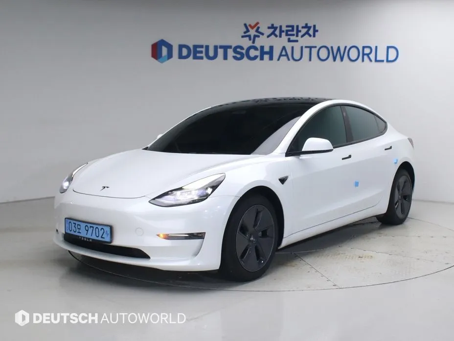 Tesla Model 3 — фото 1
