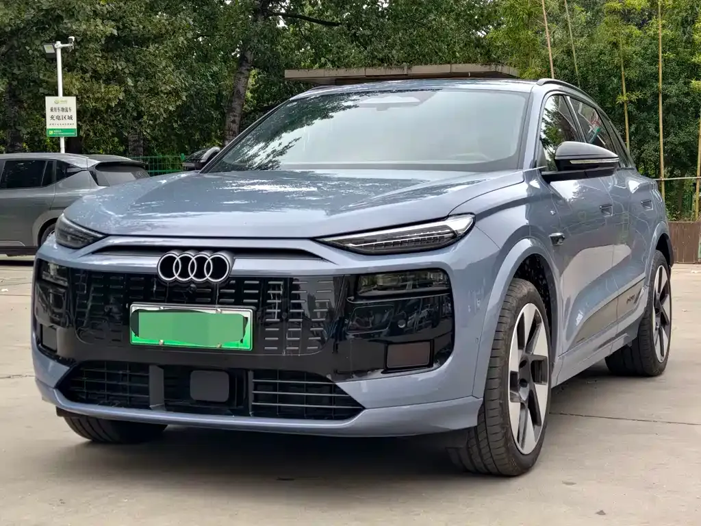 Audi Q6L e-tron — фото 1