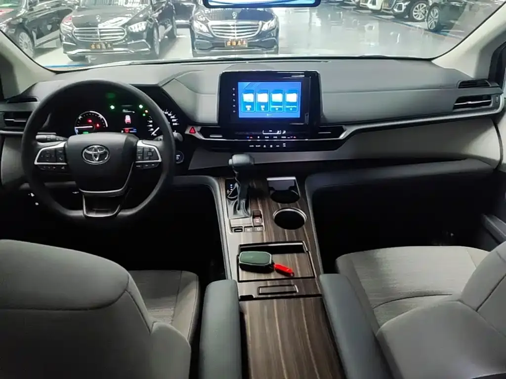 Toyota Sienna — фото 6