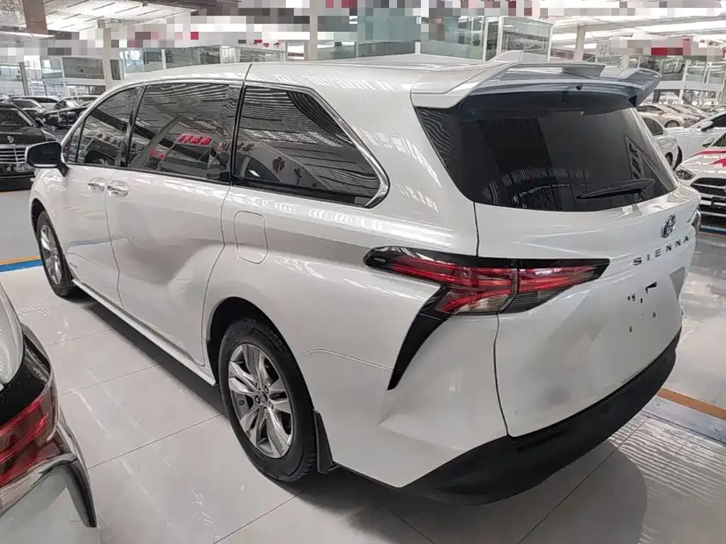 Toyota Sienna — фото 2
