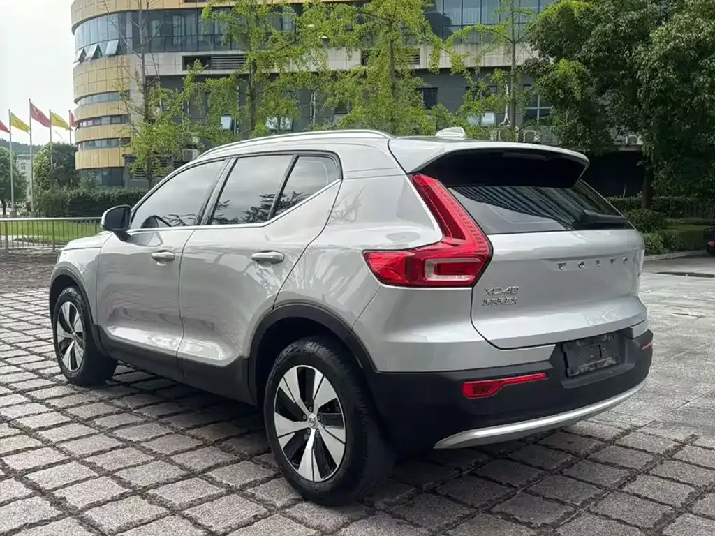 Volvo XC40 — фото 8