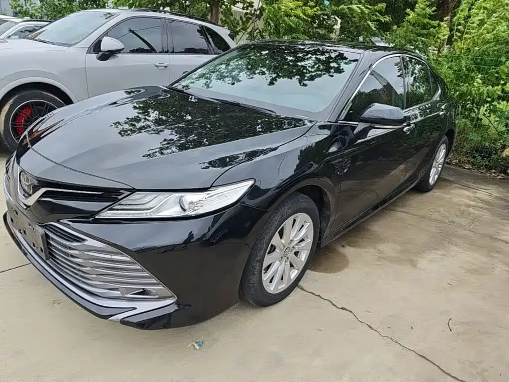 Toyota Camry — фото 1