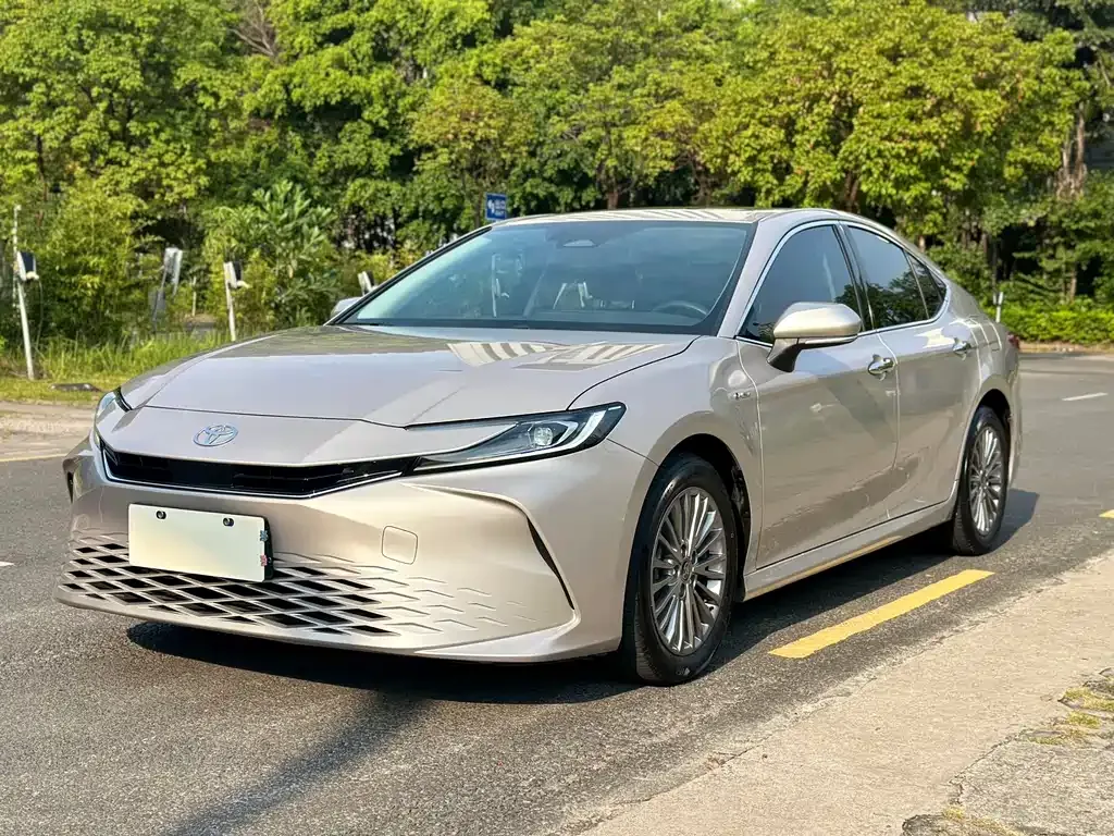 Toyota Camry — фото 1