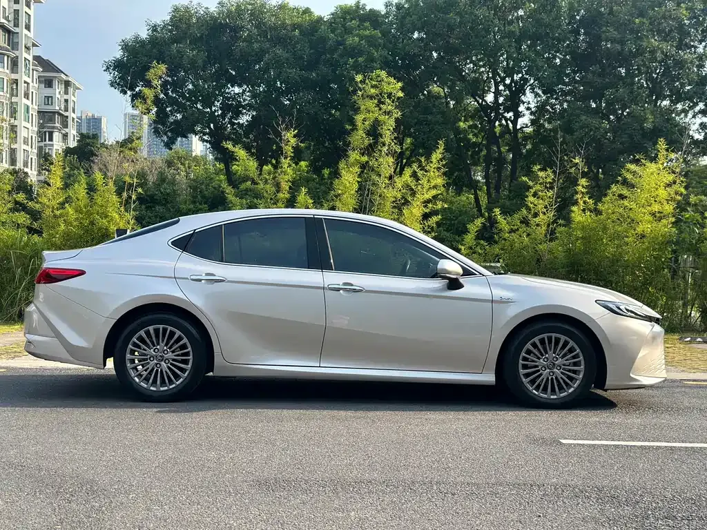 Toyota Camry — фото 10