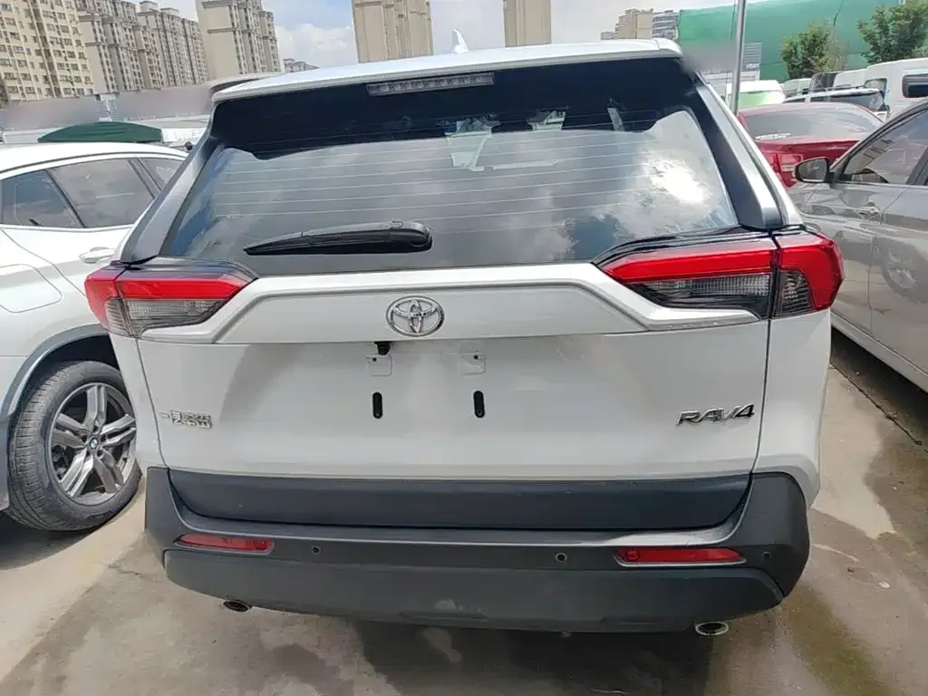Toyota RAV4 — фото 7